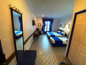 Postel nebo postele na pokoji v ubytování Hôtel Central