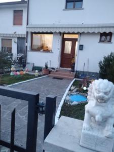 une statue d'un lion devant une maison dans l'établissement Leoni, à Santa Giustina