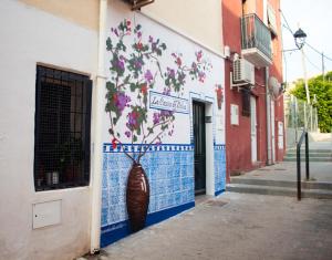 eine Vase an der Seite eines Gebäudes mit einer Pflanze in der Unterkunft La Casita de Celia in Alicante
