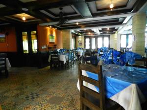 un comedor con mesas y sillas con mantel azul en MON Hotel Boutique, en Constanza