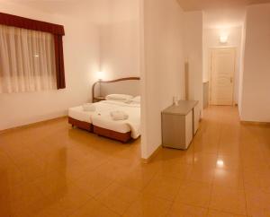 a bedroom with a bed and a tiled floor at Hotel Verdi in Vicenza