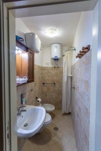 un baño con lavabo e inodoro en Il Fascino del Borgo, en Castellabate 20 fotos más