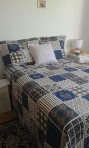 um quarto com uma cama com uma colcha em VOG Torres do Sul Ilhéus em Ilhéus