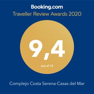 una señal para un premio de revisión de viajes con un círculo amarillo en LA PALOMA CONTAINERS SUITES, en La Paloma