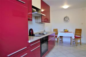 Kuchyň nebo kuchyňský kout v ubytování Amaryllis residence, apartment Diana & Deluxe rooms with shared kitchen
