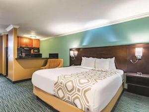 Ein Bett oder Betten in einem Zimmer der Unterkunft La Quinta by Wyndham San Francisco Airport West