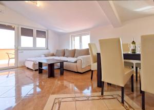 Postel nebo postele na pokoji v ubytování Apartments Kaja by Rent Istria + 55 fotografií