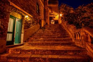 カステッラバーテにあるIl Fascino del Borgoの旧市街の夜間階段