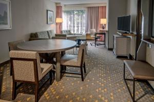 Телевизия и/или развлекателен център в Holiday Inn Rocky Mount I-95 @ US 64, an IHG Hotel