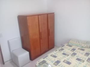 1 dormitorio con armario, cama y taburete en Federacion Termal en Federación