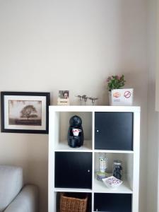 a white book shelf in a living room at Appartamento Luisa in Parma