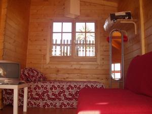Cette chambre comprend un lit, une télévision et une fenêtre. dans l'établissement Maryvacas Rural, à La Zarzuela