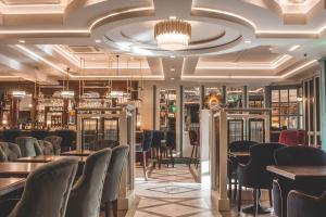 Uma área de estar em Hotel Kilmore