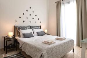 - une chambre avec un grand lit aux étoiles noires sur le mur dans l'établissement Aramis Boutique House, à Rhodes