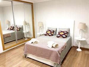 Postel nebo postele na pokoji v ubytování Villa Coracao Jacuzzi - 200m Beach & Sea View