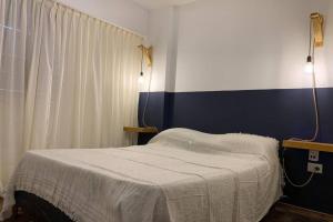 um quarto de hospital com uma cama e uma cortina em Departamento en Nueva Cordoba, 2 dormitorios em Córdoba