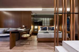 Кровать или кровати в номере Dyo Suites +37 фотографий