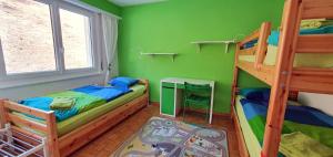 1 Schlafzimmer mit 2 Etagenbetten und einem Schreibtisch in der Unterkunft Perle de Leysin in Leysin