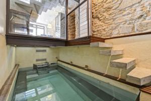 een binnenzwembad in een gebouw met een raam bij Designer Haus in Armissan