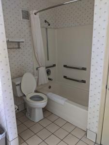 Salle de bains dans l'établissement Key West Inn - Montgomery South