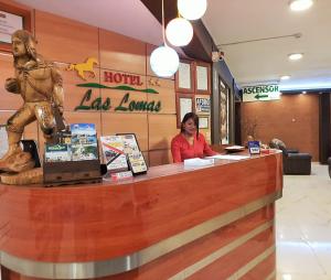 een vrouw in een hotel la luna toonbank bij Hotel Las Lomas in Huancayo