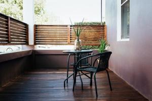 uma mesa e cadeiras num alpendre com uma janela em Revive Central Apartments em Temora