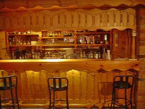 un bar con dos sillas delante en Coachmans Rest Motor Lodge en Coonabarabran