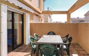 patio con mesa y sillas en el balcón en Gorgeous Home In Miami Platja With Outdoor Swimming Pool, en Les Planes del Rei