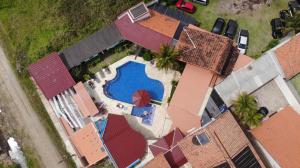 Cette chambre offre une vue sur une maison dotée d'une piscine. dans l'établissement Toya Hotel, à Ilha Comprida