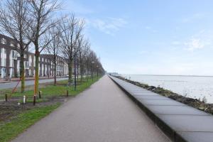 a walkway next to a body of water at B&B Houseboat Amsterdam in Amsterdam