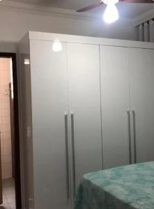 - une chambre avec des placards blancs et un plafond dans l'établissement Apartamento 3 quartos , Bairro Amazonas, à Contagem
