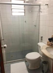 a bathroom with a shower and a toilet and a sink at Apartamento 3 quartos , Bairro Amazonas in Contagem