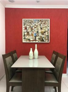 une table avec deux vases assis au-dessus dans l'établissement Apartamento 3 quartos , Bairro Amazonas, à Contagem
