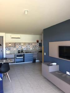 A kitchen or kitchenette at Muro Alto Suites - Marupiara