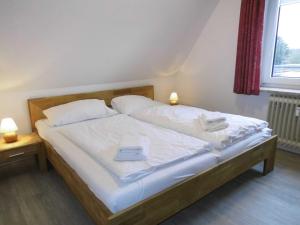 um quarto com uma cama com duas toalhas em Appartement Buesum GT33-4 em Büsum