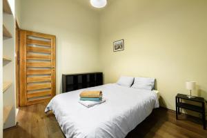 ブダペストにあるArpa Flat Hellasのベッドルーム(白いベッド、帽子付)