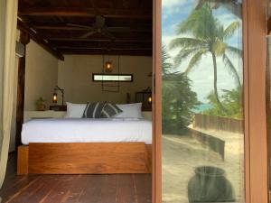 Postel nebo postele na pokoji v ubytování Libelula Tulum Beachfront Hotel