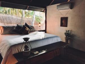 Postel nebo postele na pokoji v ubytování Libelula Tulum Beachfront Hotel
