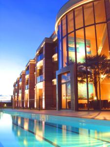 ein Gebäude mit einem Swimmingpool davor in der Unterkunft Portside Hotel Gisborne in Gisborne