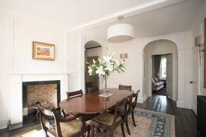 Gallery image of Medieval Town House - Walled Garden Sleeps 8 in Rye