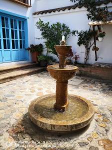 een fontein in het midden van een binnenplaats bij Casa Azul Leyva in Villa de Leyva