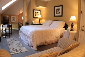 a bedroom with two beds and a living room at 50 Lincoln Short North Bed & Breakfast in Columbus