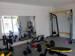 薩爾塔的住宿－departamento salta argentina，一间健身房,里面装有几台跑步机和举重器材
