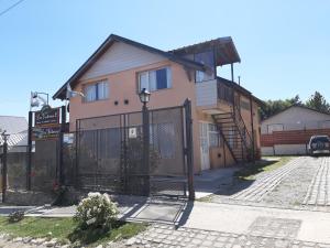 una casa con una puerta delante de ella en Las Victorias 2, en San Carlos de Bariloche