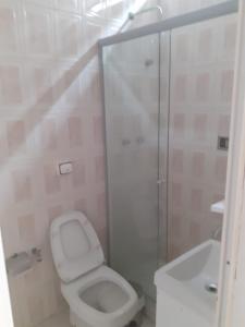 W łazience znajduje się toaleta, prysznic i umywalka. w obiekcie Copacabana / Lema, a uma quadra da praia w mieście Rio de Janeiro
