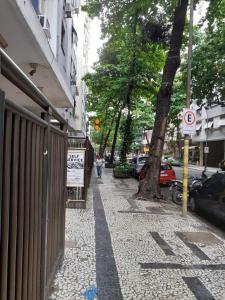 chodnik z drzewem na boku ulicy w obiekcie Copacabana / Lema, a uma quadra da praia w mieście Rio de Janeiro