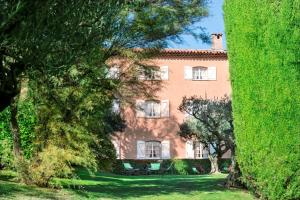 Moissac-Bellevue的住宿－La Bastide du Calalou; BW Signature Collection，穿过两棵大树看到的大房子
