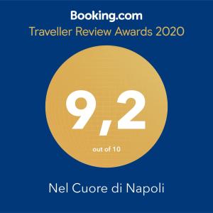 un panneau indiquant les récompenses de commentaires de voyageurs avec un cercle jaune dans l'établissement Nel Cuore di Napoli, à Naples