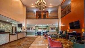 een lobby van een hotel met een woonkamer bij Best Western Plus Zion West in La Verkin