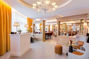 הלובי או אזור הקבלה ב-Hôtel & Spa Les Sept Fontaines Best Western Premier